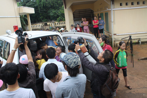 Gia đình các cháu bé tử vong sau khi tiêm vắc xin viêm gan B tại Quảng Trị đang đưa các cháu về nhà mai táng. Ảnh: Thanh Niên