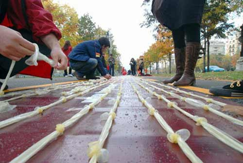 Hay thành những vạch đường đua bao cao su