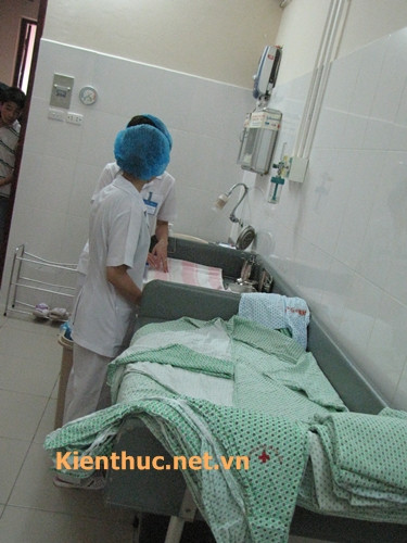 Những hộ sinh tắm thực hiện chuẩn bị chậu tắm, nước tắm ở nhiệt độ 31- 34 độ. Sau đó chuẩn bị sẵn khăn bông, bông để làm rốn, khăn tã khô và sạch để riêng.
