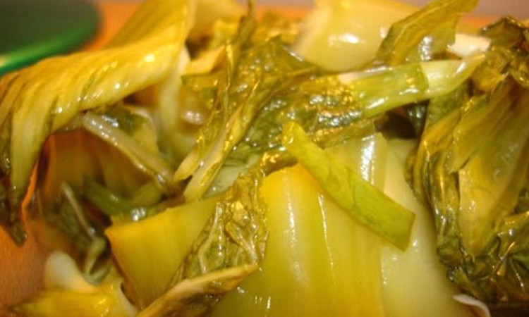 Các loại dưa cà muối được chế biến bằng cách muối lên men chua nhờ tác dụng một số loại vi sinh vật. Tuy nhiên món ngon này lại dễ gây hại nếu ăn khi muối còn sống.