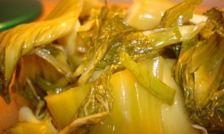 Các loại dưa cà muối được chế biến bằng cách muối lên men chua nhờ tác dụng một số loại vi sinh vật. Tuy nhiên món ngon này lại dễ gây hại nếu ăn khi muối còn sống.