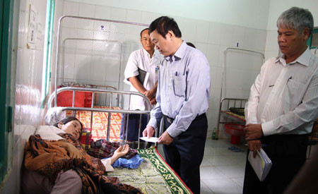 GS. TS Nguyễn Trần Hiển đi thăm và tặng quà mẹ một bé sơ sinh tử vong đang điều trị tại bệnh viện.