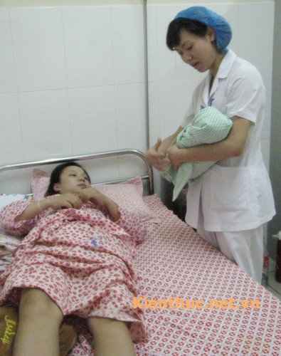 Em bé được trao tận tay mẹ