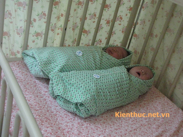 Em bé thứ 3 tắm xong cũng được đưa về xe đẩy đợi trả về phòng với mẹ