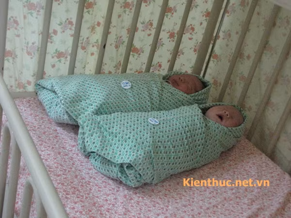 Em bé thứ 3 tắm xong cũng được đưa về xe đẩy đợi trả về phòng với mẹ