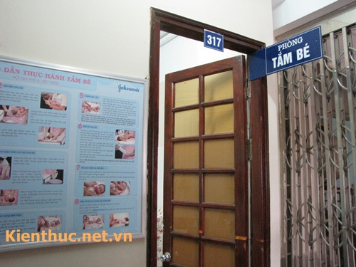 Các bé sau khi được đón sẽ đẩy đến phòng tắm bé sau đó thực hiện tắm. Phòng tắm bé đã được chuẩn bị ở mức nhiệt độ phòng chuẩn: 30-31 độ, kín gió