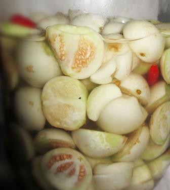 Bởi vì trong một vài ngày đầu muối dưa, vi sinh vật sẽ chuyển hóa nitrat trong các nguyên liệu thành nitric, làm hàm lượng nitric tăng cao, độ pH giảm dần (có nghĩa là độ chua tăng dần lên). Ăn dưa ở giai đoạn này thì có vị cay, hăng, hơi đắng vì chưa đạt yêu cầu. Loại dưa này chứa nhiều nitrate, ăn vào rất có hại cho cơ thể.