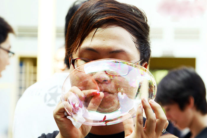 Trò chơi thổi bong bóng từ lọ keo đồ chơi nhưng theo khuyến cáo của các nhà khoa học thì chúng ẩn chứa nhiều hiểm họa cho sức khỏe.