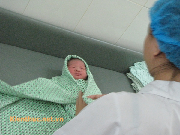 Tã sẽ được quấn kín đầu, chân tay và toàn thân em bé để giữ ấm