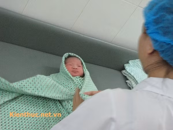 Tã sẽ được quấn kín đầu, chân tay và toàn thân em bé để giữ ấm