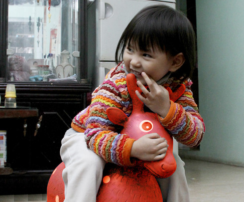 Thú nhún gây vô sinh ở bé trai, dậy thì sớm ở bé gái: Thú nhún là đồ chơi được rất nhiều trẻ em mầm non yêu thích. Tuy nhiên, theo kết quả phân tích của Cục Quản lý Chất lượng sản phẩm, hàng hóa công bố thì các mẫu thú nhún được kiểm tra chứa hàm lượng phthalate bất thường có nguy cơ gây vô sinh ở trẻ trai, dậy thì sớm ở trẻ gái.