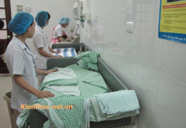 Sau khi tắm xong cho em bé đầu tiên, quy trình tiếp tục lặp lại như trên với em bé thứ 2.