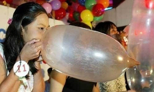 Là công cụ cho những cuộc thi về giới tính