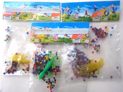 Khi ở dạng cứng, hạt nở sẽ rất nguy hiểm cho trẻ nếu rơi vào mắt, gây viêm giác mạc, chưa kể những viên bi lấp lánh xinh xắn này làm trẻ dễ bỏ vào miệng nhai.