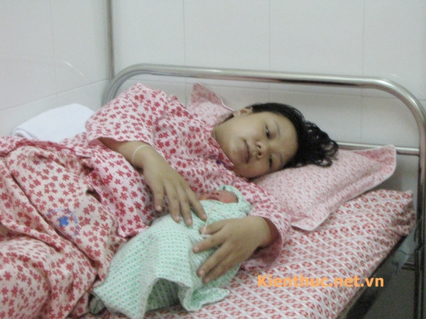 Hộ sinh sẽ thực hiện kiểm tra số mẹ số con để đảm bảo bé và mẹ đúng số. Quy trình tắm kết thúc.