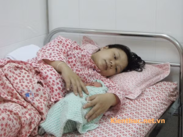 Hộ sinh sẽ thực hiện kiểm tra số mẹ số con để đảm bảo bé và mẹ đúng số. Quy trình tắm kết thúc.