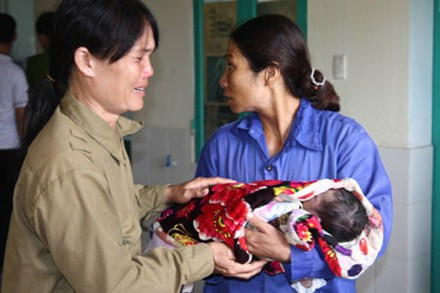 Một cháu bé đã tử vong và người nhà. Ảnh: Lao động Một cháu bé đã tử vong và người nhà. Ảnh: Lao động