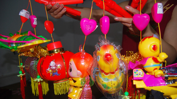 Vào tháng 9 năm 2012 vừa qua, Viện Khoa học vật liệu ứng dụng và Viện Công nghệ hóa học đã tiến hành kiểm nghiệm đối với 2 mẫu đèn lồng nhựa Trung Quốc đang bán trên thị trường. Kết quả cho thấy muối cadimi (Cd) trong sơn phủ có hàm lượng cao gấp 123 lần mức cho phép. Cd là chất được sử dụng như là chất tạo màu trong nhiều loại nhựa.