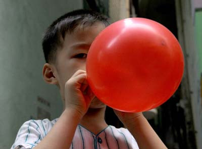 Các chất màu sử dụng để tạo màu cho quả bóng bay đều sử dụng bột màu công nghiệp và chứa các kim loại độc hại như màu đỏ có chất chì, màu xanh và vàng có chất crom...Hầu hết các loại bóng bay hiện nay đều sử dụng công thức trên nên rất độc cho trẻ nhỏ khi thổi, ngậm hay cầm tay. Hệ lụy nặng nhất các chất này để lại là gây ung thư cho trẻ. “Chất này dễ dàng dây ra khi trẻ ngậm, thổi. Điều này dễ nhận thấy như khi trẻ cầm, thổi sẽ có màu trên tay, miệng. Chất bột có mùi hôi, hắc...”,