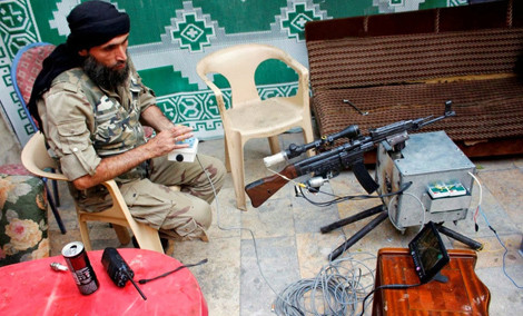 Giá điều khiển vũ khí tự động tự chế lắp khẩu Sturmgewehr 44 của quân nổi dậy Syria.