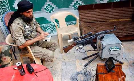 Giá điều khiển vũ khí tự động tự chế lắp khẩu Sturmgewehr 44 của quân nổi dậy Syria.