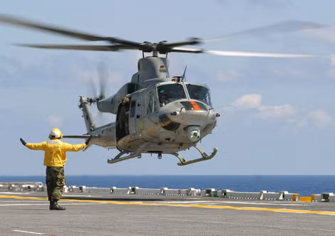 Biến thể UH-1Y dành cho Lính thủy Đánh bộ Mỹ với cánh quạt 4 lá.