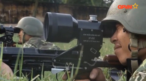 Sản phẩm kính ngắm đêm NVF-1BT gá trên thân súng trường bắn tỉa SVD.