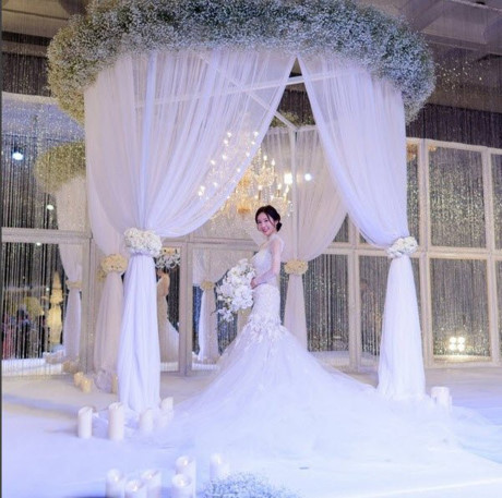 Cả hai quen nhau qua lời mai mối của vợ chồng một người bạn thân. Trong lần Sin Joo Ah tới nghỉ ở Thái Lan, hai người nhanh chóng yêu nhau. Không lâu sau đó, họ tính chuyện kết hôn.