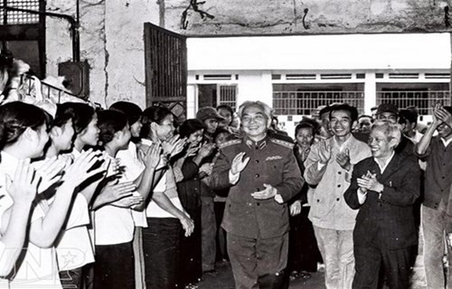 Đại tướng Võ Nguyên Giáp trong lần về thăm Nhà máy dệt Nam Định năm 1981.