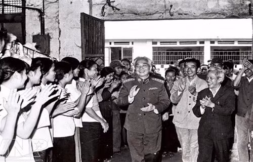 Đại tướng Võ Nguyên Giáp trong lần về thăm Nhà máy dệt Nam Định năm 1981.