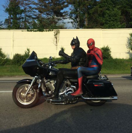 "Người dơi" và "người nhện" là đôi bạn thân ngoài đời.