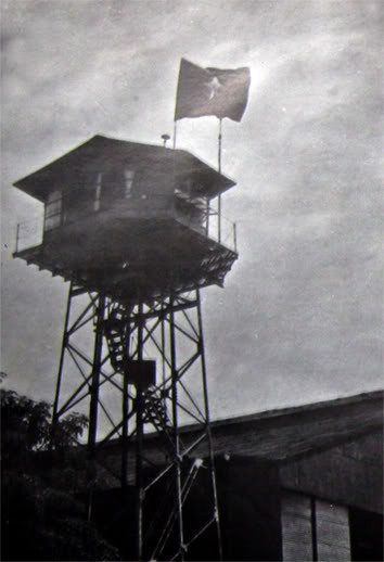 Tháng 10/1954, ngay sau khi Thủ đô được giải phóng, một đoàn cán bộ, chiến sĩ được điều về sân bay Gia Lâm để xây dựng cơ sở đầu tiên cho binh chủng Không quân Nhân dân Việt Nam. Ảnh: Đài chỉ huy sân bay Gia Lâm lúc 10h sáng ngày 10/10/1954.