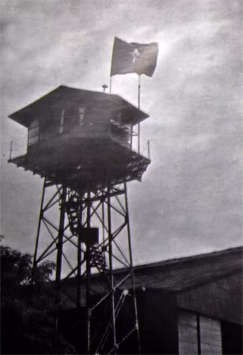 Tháng 10/1954, ngay sau khi Thủ đô được giải phóng, một đoàn cán bộ, chiến sĩ được điều về sân bay Gia Lâm để xây dựng cơ sở đầu tiên cho binh chủng Không quân Nhân dân Việt Nam. Ảnh: Đài chỉ huy sân bay Gia Lâm lúc 10h sáng ngày 10/10/1954.