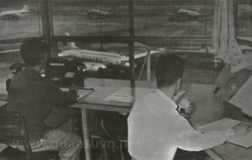Trong ngày 1/1/1955, chúng ta đã chỉ huy máy bay lên xuống an toàn tại sân bay Gia Lâm ngay từ chuyến đầu tiên.