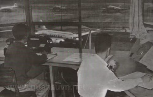 Trong ngày 1/1/1955, chúng ta đã chỉ huy máy bay lên xuống an toàn tại sân bay Gia Lâm ngay từ chuyến đầu tiên.