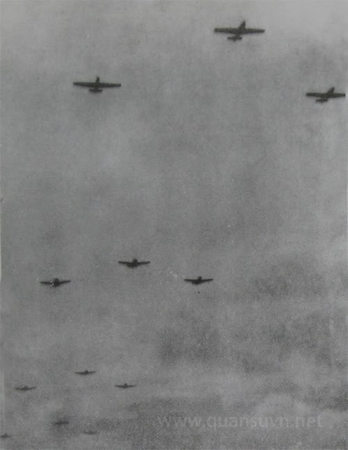 Giáo viên và học viên trường Hàng không bay chào mừng Quốc khánh 2/9/1960.