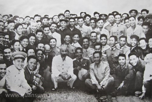 Bác Hồ chụp ảnh cùng các cán bộ, chiến sĩ Không quân Việt Nam.