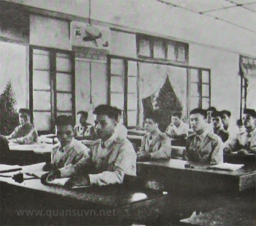 Lớp đào tạo cán bộ chỉ huy bay.