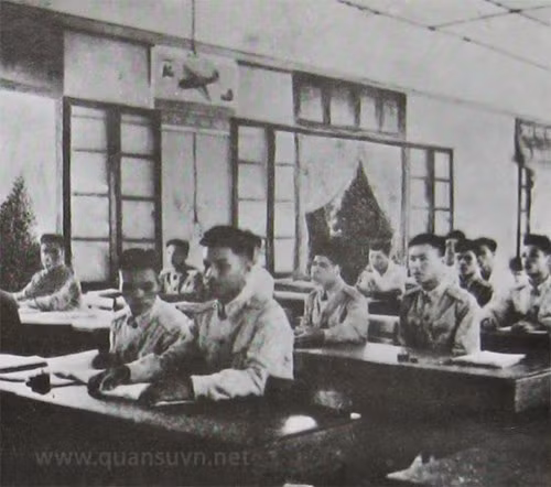 Lớp đào tạo cán bộ chỉ huy bay.