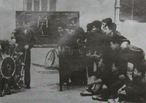 Lúc đầu chưa có máy bay, các chiến sỹ thợ máy phải lấy một động cơ máy bay Pháp bị ta phá hủy hồi kháng chiến để nghiên cứu, học tập.