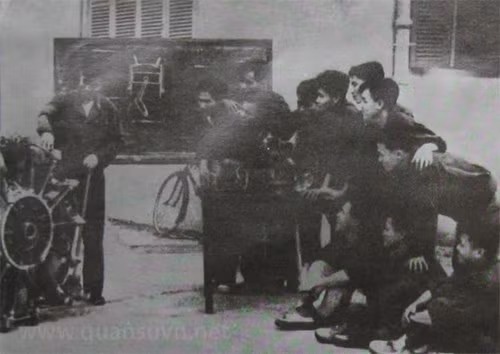 Lúc đầu chưa có máy bay, các chiến sỹ thợ máy phải lấy một động cơ máy bay Pháp bị ta phá hủy hồi kháng chiến để nghiên cứu, học tập.