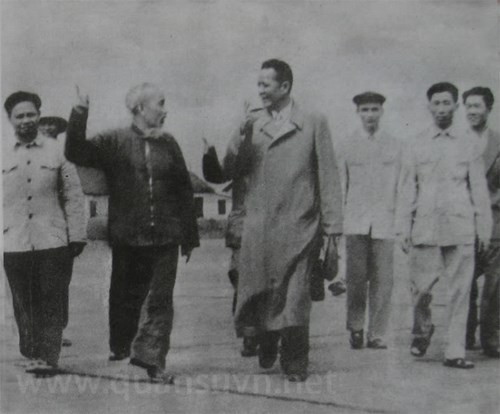 Vừa thành lập (ngày 20/08/1959), trường Hàng không đã vinh dự được Bác Hồ đến thăm. Cùng đi với Người, có đồng chí Phó tổng tham mưu trưởng Hoàng Văn Thái.