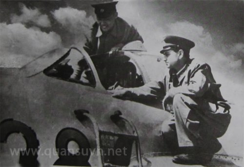 Giáo viên Liên Xô A. M. Yuriev dặn dò phi công Đặng Ngọc Ngự trước khi cất cánh.