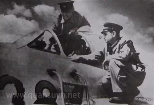 Giáo viên Liên Xô A. M. Yuriev dặn dò phi công Đặng Ngọc Ngự trước khi cất cánh.