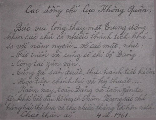 Tại hội nghị tổng kết thi đua đầu tiên của Cục Không quân (10/1959), Bác Hồ hài lòng khi nghe đồng chí chính ủy báo cáo về quyết tâm phấn đấu mới của Cục. Năm 1961, Bác Hồ tự tay viết thư khen cán bộ, chiến sỹ Cục Không quân.