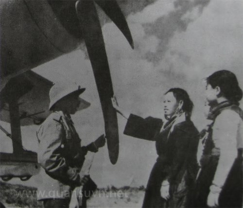 Nhân dân và bộ đội Tây Bắc góp nhiều sức người, sức của xây dựng thêm căn cứ cho không quân.