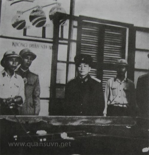 Đại tướng Võ Nguyên Giáp đang lắng nghe báo cáo kết quả khôi phục và xây dựng thêm nhiều sân bay trên miền Bắc.