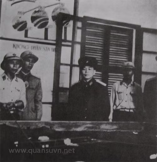 Đại tướng Võ Nguyên Giáp đang lắng nghe báo cáo kết quả khôi phục và xây dựng thêm nhiều sân bay trên miền Bắc.