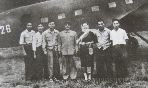 Chủ tịch Xu pha nu vông và tổ bay Li-2 sau chuyến bay về căn cứ Cách mạng Lào.