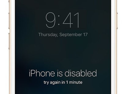 Nếu người dùng bật sẵn tính năng Find My iPhone và sử dụng iCloud, hãy đăng nhập vào trang icloud.com/find bằng Apple ID và chọn thiết bị cần xóa. Cuối cùng, hãy kết nối với máy tính có iTunes và nhấn giữ nút Home và nút Nguồn để khởi động lại máy. Thông báo từ iTunes sẽ hiện lên, chọn Restore. iPhone mất khoảng 15 phút để hoàn thành tải các bản sao lưu hoặc phiên bản update iOS.